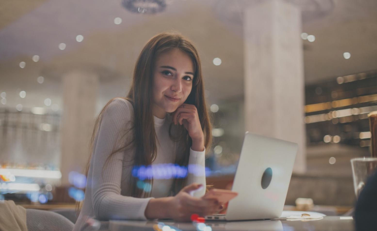 Teammitglieder bei der Entwicklung von Kursinhalten